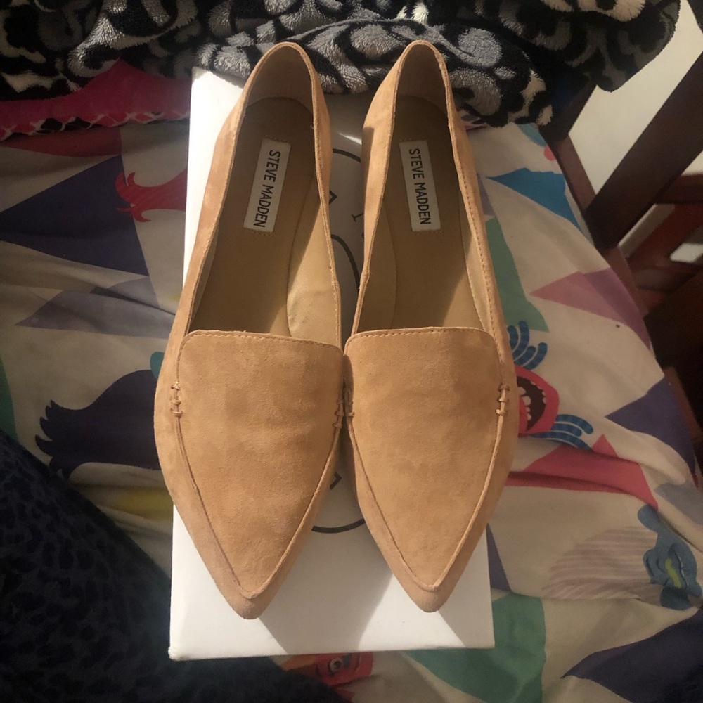 New in Box Steve Madden Feather Camel Suede shoes